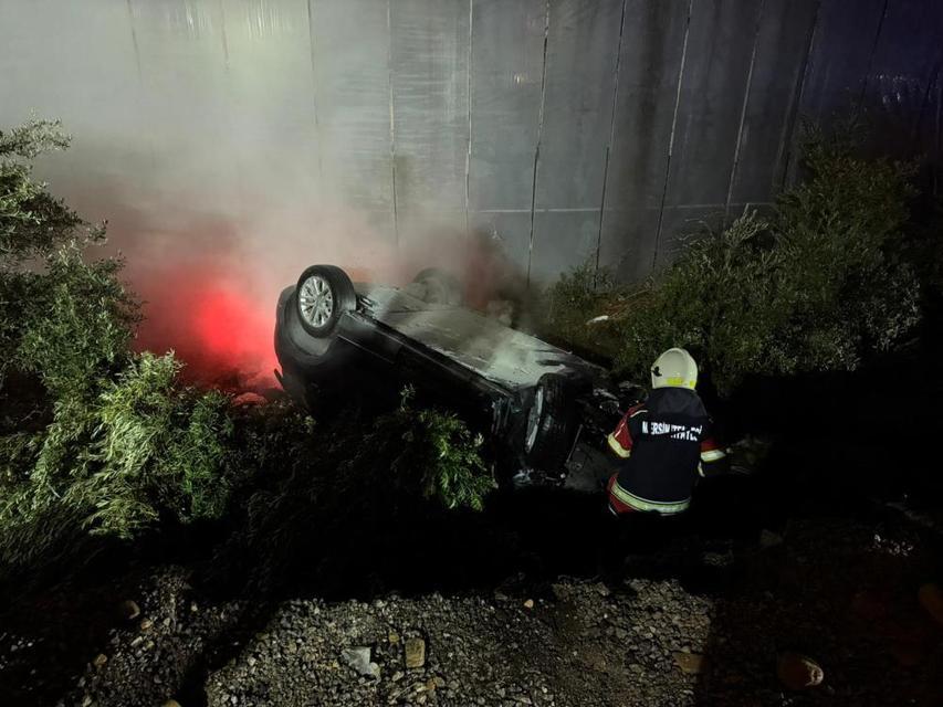 Elektrikli araç seraya çarpıp, ters döndü