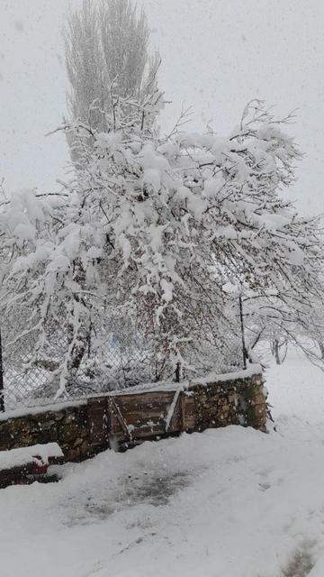 Denizli’nin yüksek kesimleri baharda beyaza büründü