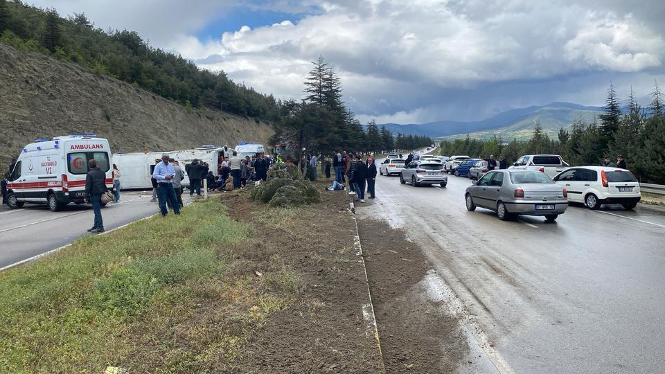 ISPARTA'DA KONTROLDEN ÇIKAN YOLCU MİDİBÜSÜ DEVRİLDİ: 15 YARALI ISPARTA VALİSİ ABDULLAH ERİN: "KAZADA TOPLAM 15 VATANDAŞIMIZ YARALANDI, ANCAK HAYATİ TEHLİKELERİ BULUNMUYOR" "KAZANIN MEYDANA GELDİĞİ BÖLGEDE DAHA ÖNCE DE BENZER OLAYLAR YAŞANDIĞINI BİLİYORUZ, BU NEDENLE GEREKLİ ÖNLEMLERİALACAĞIZ"