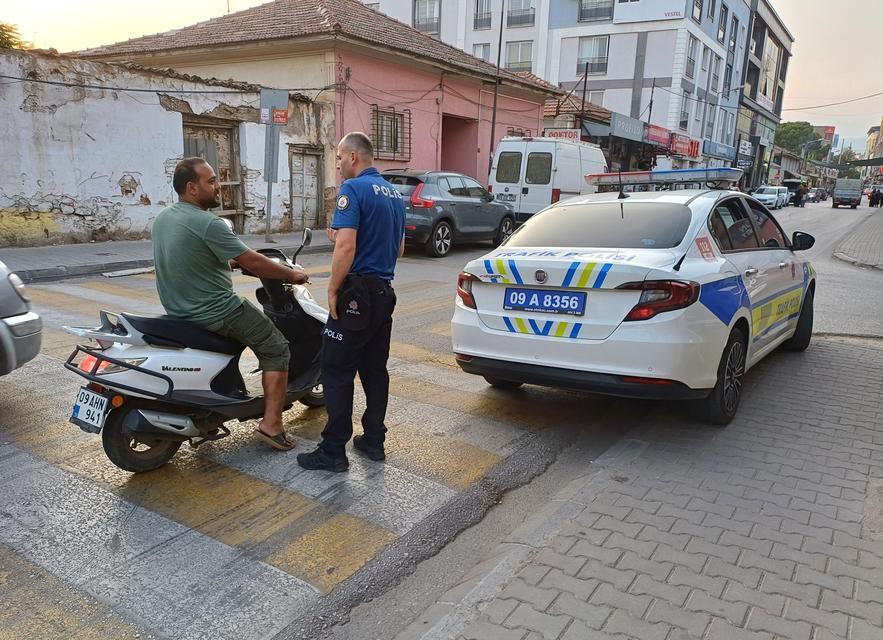 KÖŞK'TE ARAÇLAR DENETLENDİ, KURALLARA UYMAYAN SÜRÜCÜLER CEZADAN KAÇAMADI