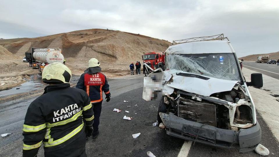 Tır ile minibüs çarpıştı: 7 yaralı