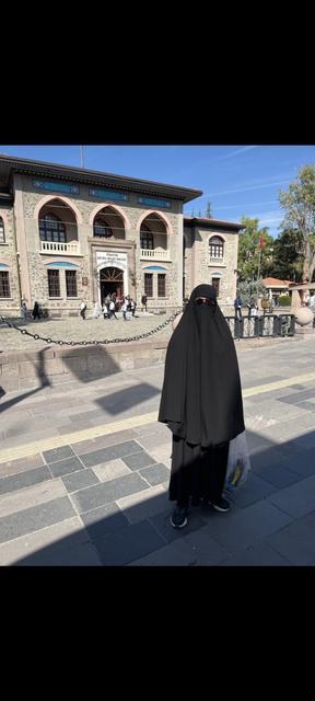 Kara çarşafla gezen erkek gözaltına alındı
