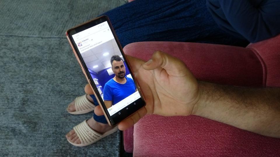 ÖLMEDEN ÖLÜM İLANI VERİLDİ, DUYUNCA ŞOK OLDU MERSİN ERDEMLİ'DE 2 ÇOCUK BABASI, KENDİ ADINA AÇILAN SAHTE HESAP ÜZERİNDEN ÖLÜM İLANI VERİLİNCE ŞOK YAŞADI OLAYIN MAĞDURU MUSTAFA KURŞUN: "ŞAŞTIM NASIL CENAZE İLANIM VERİLİR, ARKADAŞLARIM ARADI, TELEFONUM HİÇ SUSMADI" "HERHANGİ BİR RAHATSIZLIK GEÇİRMESİNLER DİYE ANNEMİ, BABAMI ARADIM" "BİZ ÖLMEDİK ŞÜKÜRLER OLSUN AYAKTAYIZ"