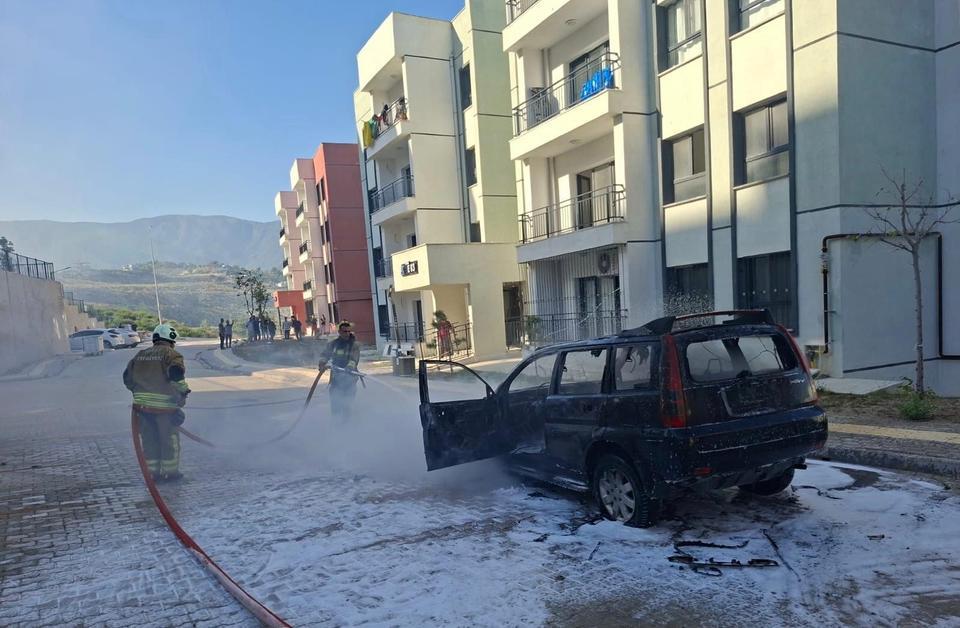 Park halindeki otomobil alevlere teslim oldu