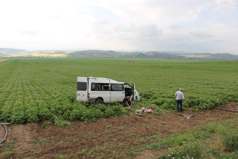 Minibüs tarlaya uçtu: 1 ölü, 4 yaralı