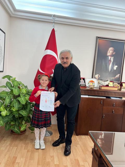 Minik Masal Kaymakam Aliİ akça ya resim hediye etti