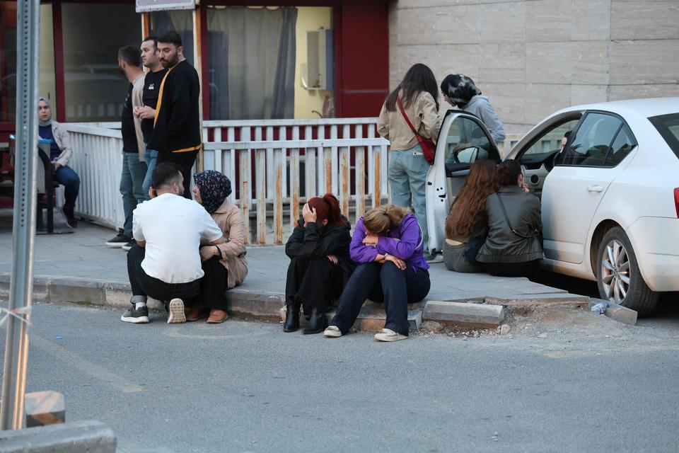 YARALI ÖĞRENCİLERİN AİLELERİNİN HASTANE ÖNÜNDEKİ BEKLEYİŞİ SÜRÜYOR