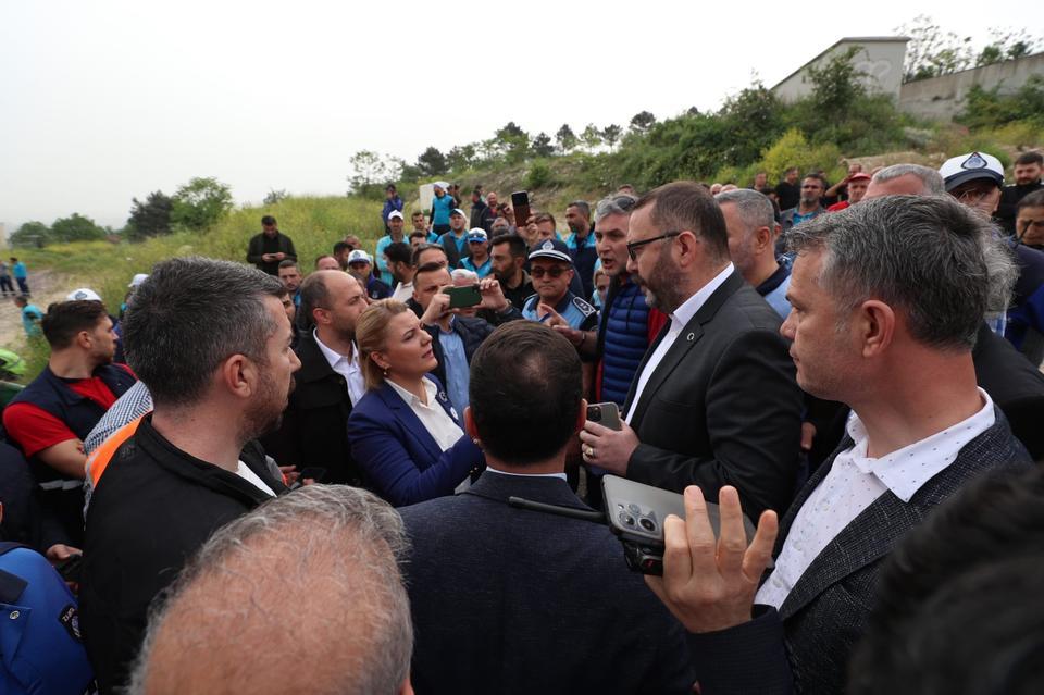 İKİ BELEDİYENİN ÇALIŞANLARI BİRBİRİNE GİRDİ ŞEHİR HASTANESİNİN ETRAFININ DÜZENLEMELERİ SIRASINDA İKİ BELEDİYENİN ÇALIŞANLARI KARŞI KARŞIYA GELDİ İZMİT BELEDİYE BAŞKANI FATMA KAPLAN HÜRRİYET İLE GENEL SEKRETER YARDIMCISI HASAN AYDINLIK GÖRÜŞTÜ