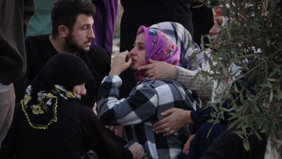 YILLIK İZİNDEKİ POLİS MEMURU DEHŞET SAÇTI: EŞİ VE 2 KIZINI ÖLDÜRDÜ CİNAYETİ DUYUP OLAY YERİNE GELEN AİLENİN YAKINLARI SİNİR KRİZİ GEÇİRDİ