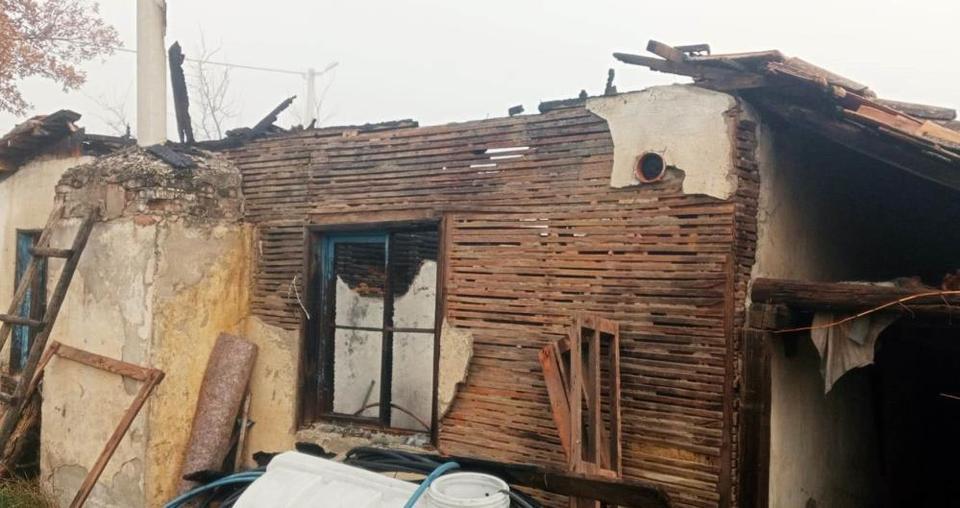 Çıkan yangında deprem konutu kullanılmaz hale geldi