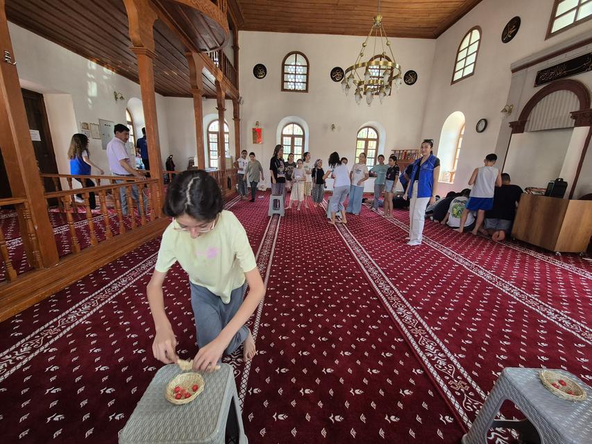 Kuran kursu öğrencilerine sürpriz ziyaret