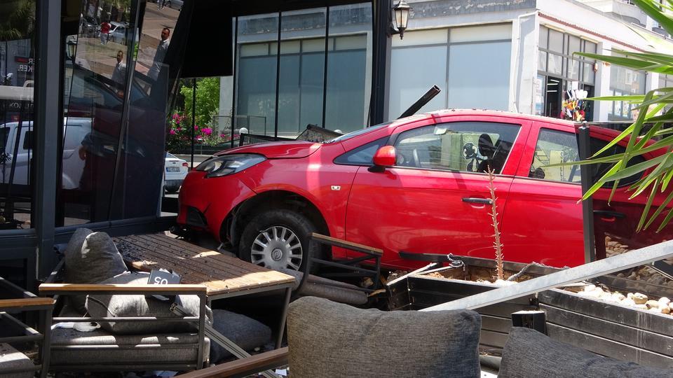 MERSİN'DE KONTROLÜNÜ KAYBEDEN KADIN SÜRÜCÜ ARACIYLA KAFEYE DALDI