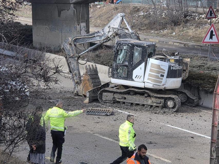 Facianın eşiğinden dönüldü: Tırdaki kepçe köprüye takılıp yola düştü