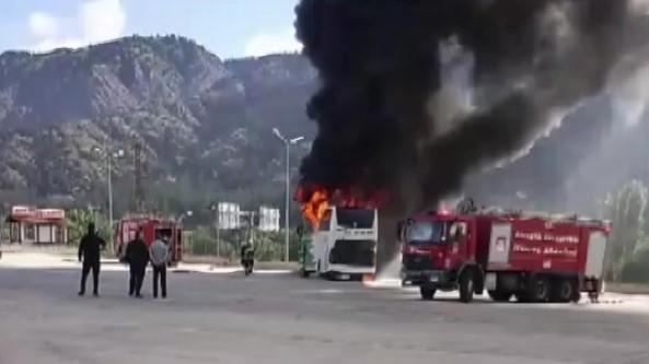 Topçam firmasına ait yolcu otobüsü yandı
