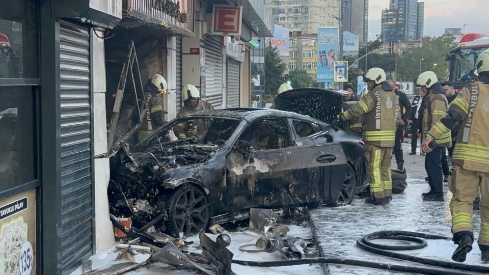 Lüks araç dükkana girdi: 2 yaralı