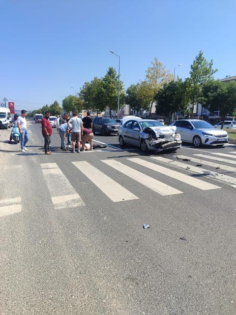 Işıklı kavşakta 2 otomobil çarpıştı: 1 yaralı