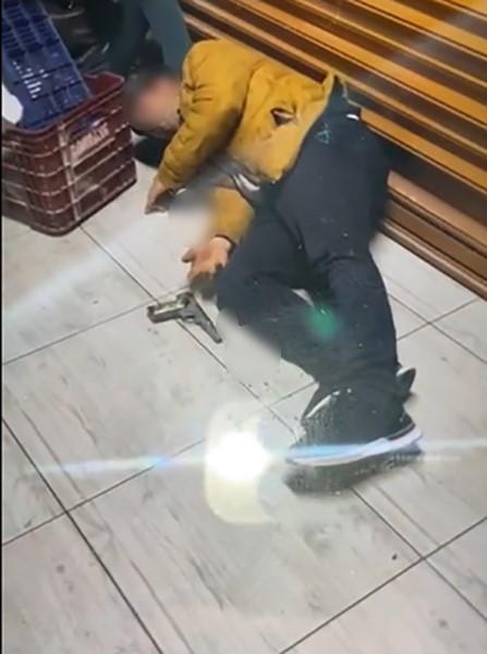 ARKADAŞLARIYLA ŞAKALAŞIRKEN TABANCAYI BOYNUNA DAYAYIP KAZARA KENDİNİ VURDU