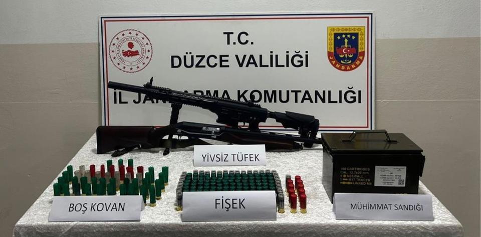 Evinin bahçesinde havaya ateş eden 2 kişi yakalandı