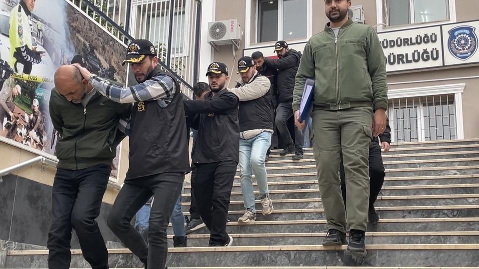 İSTANBUL'DA ÇALINTI ÇEKLE 9,8 MİLYONLUK VURGUN: 5 GÖZALTI