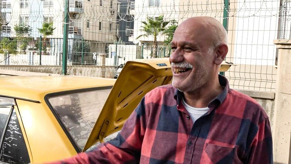 ÇALINAN ARABASINDA HIRSIZIN BIRAKTIĞI SÜRPRİZİ GÖRÜNCE KAHKAHAYA BOĞULDU HIRSIZ GİTMEDEN ÖNCE ÇALDIĞI OTOMOBİLİN DİREKSİYON ÜZERİNE AYICIK BIRAKTI