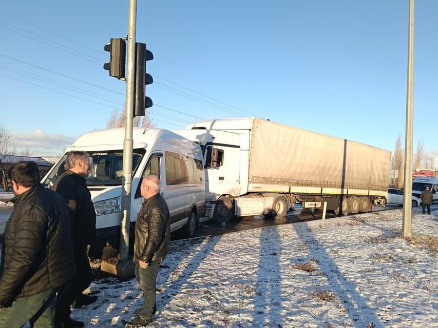 Buzlanma zincirleme kazaya oldu, 5 araç birbirine girdi