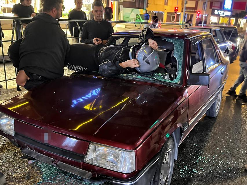 Otomobile çarpan motosikletin sürücüsü camdan içeri girdi