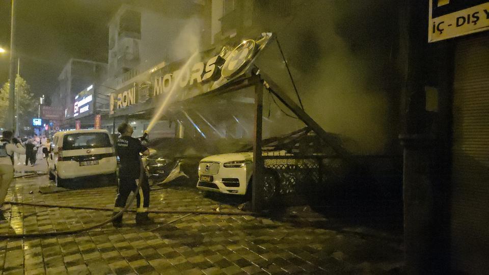Oto galerideki lüks araçlar yandı
