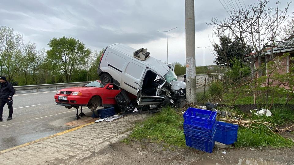 ALKOLLÜ SÜRÜCÜ TAMİRE BIRAKILAN OTOMOBİLİN ÜSTÜNE UÇTU: 3 YARALI