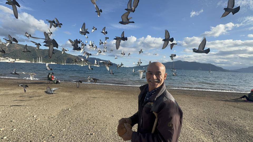 Marmaris’te yazdan kalma günler: Vatandaşlar sahillere akın etti