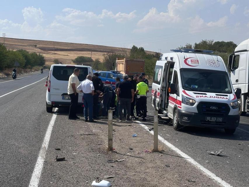 U dönüşü yapmak isteyen otomobile araçlar çarptı: 3 yaralı