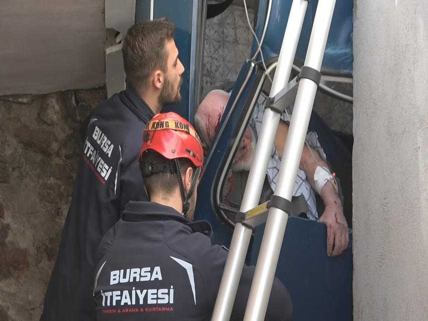 EVİN BAHÇESİNE UÇTU, DİK KALAN OTOMOBİLİNDE CAN PAZARI YAŞADI BAHÇEDE DİK KALAN OTOMOBİLDE SIKIŞAN ADAM İTFAİYE EKİPLERİNCE KURTARILDI