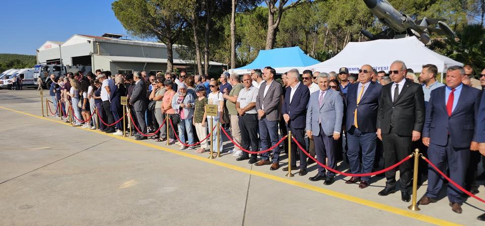 Savaş, Şehit Akar'ın naaşını İzmir'de karşıladı