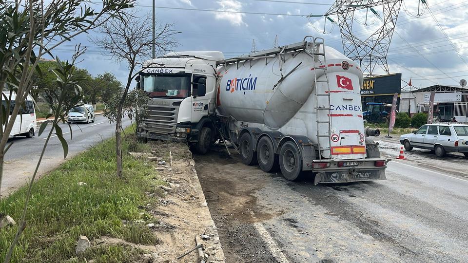 ÇİMENTO YÜKLÜ TIR REFÜJE ÇIKTI