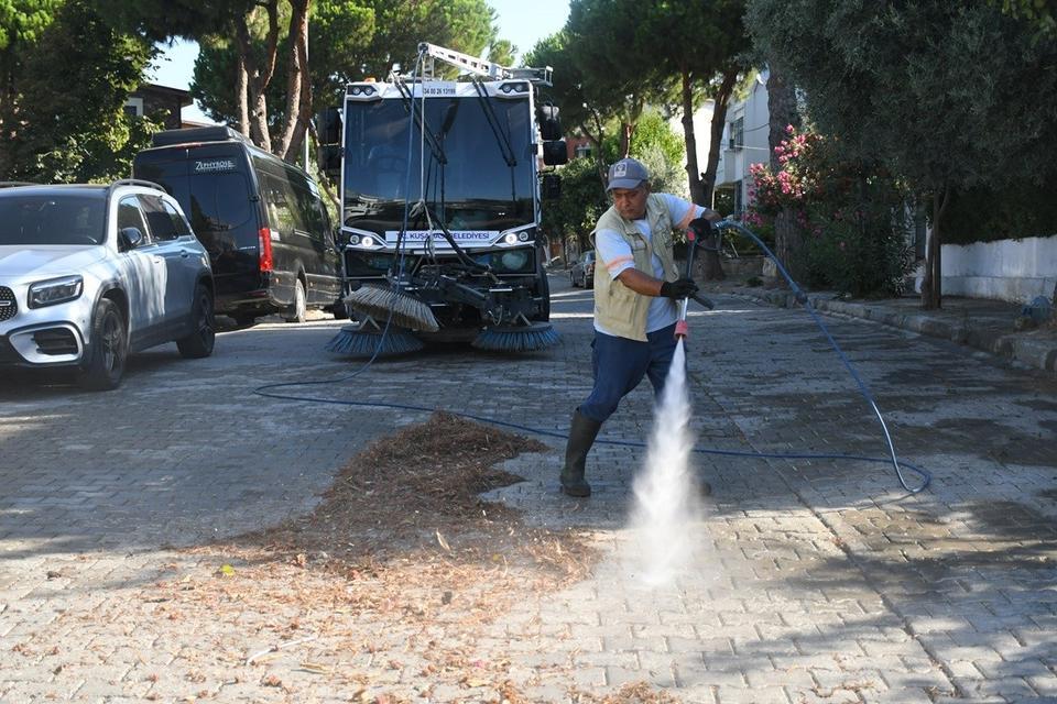 Kuşadası Belediyesi’nden yaz sezonunda yoğun temizlik mesaisi