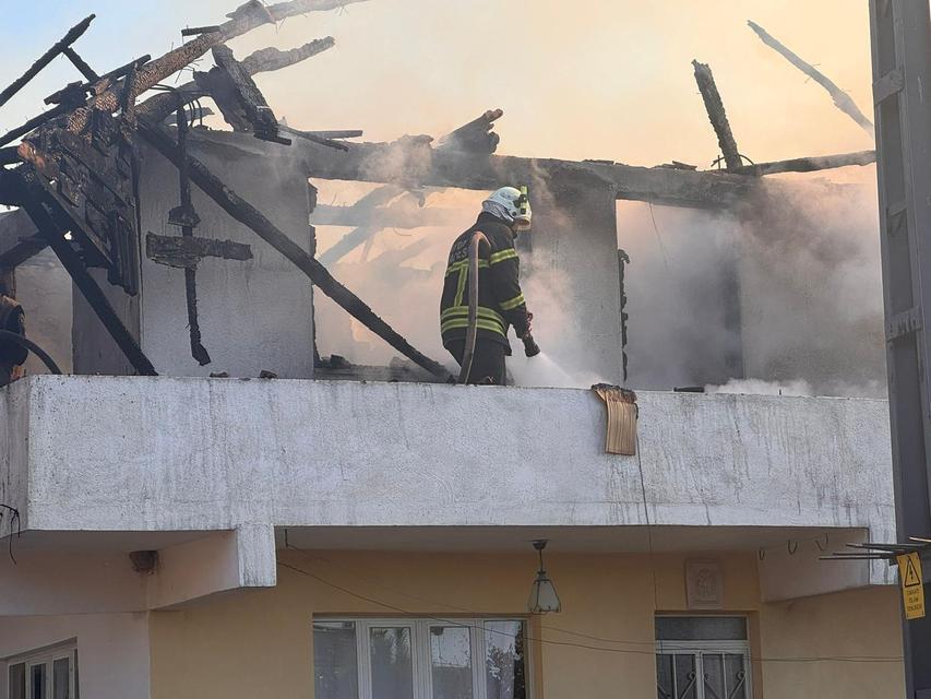 YAĞMUR DUASINI YARIDA BIRAKARAK ALEVLERE MÜDAHALE ETTİLER BOZDOĞAN'DA ÇIKAN YANGINDA EV, ALEVLERE TESLİM OLDU
