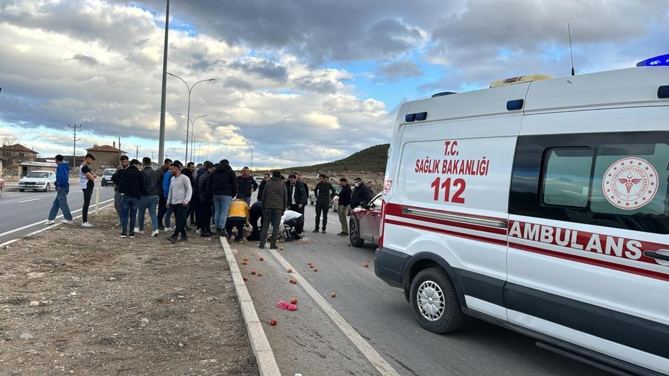 EMET'TE OTOMOBİLİN ÇARPTIĞI YAŞLI ADAM AĞIR YARALANDI SEMT PAZARINDAN ALDIĞI SEBZE VE MEYVELER YOLUN ORTASINA SAÇILDI