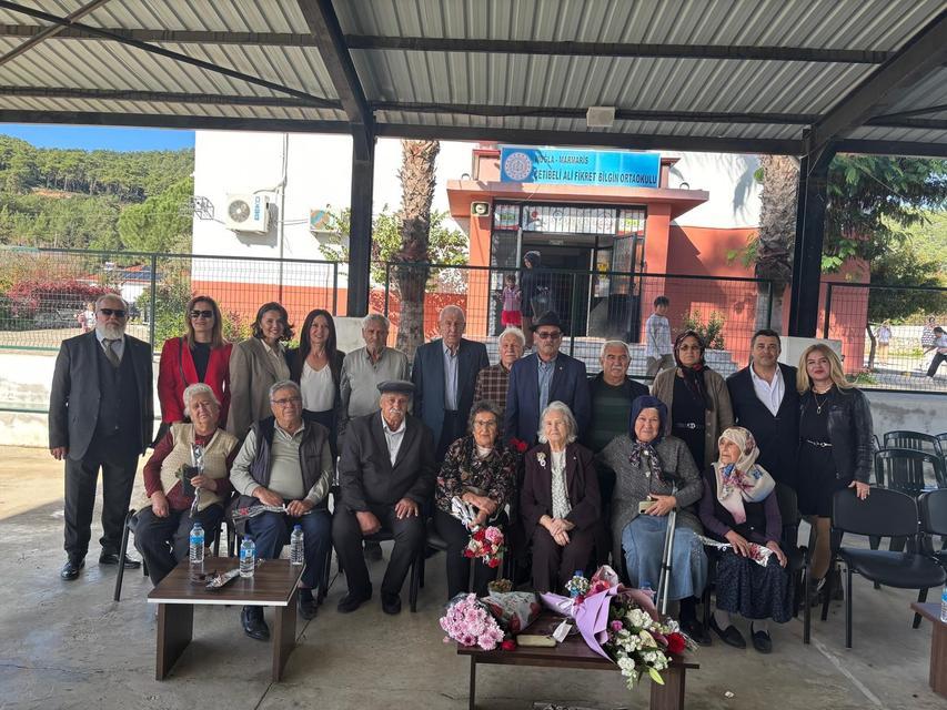 62 yıl sonra ilk öğretmenleri ile buluşup gününü kutladılar