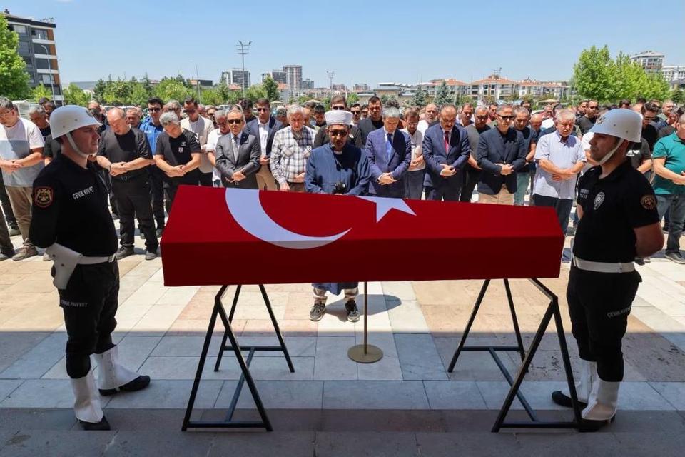 Polis memuru kansere yenik düştü