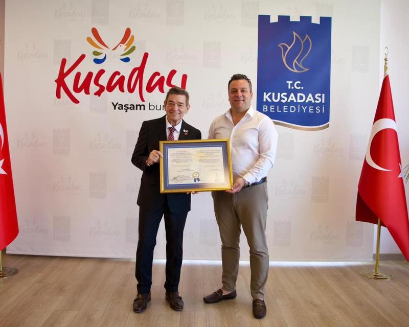 Kuşadası Belediyesi’nden Alman Arndt’a fahri hemşehrilik unvanı