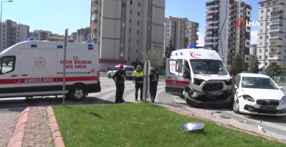 Hasta taşıyan ambulansla otomobil çarpıştı