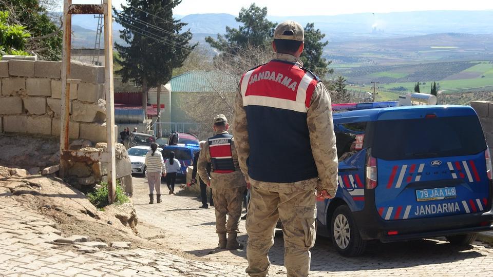 KİLİS'TE TOPRAK KAYMASI: AHIR ÇÖKTÜ, 40 HAYVAN TELEF OLDU