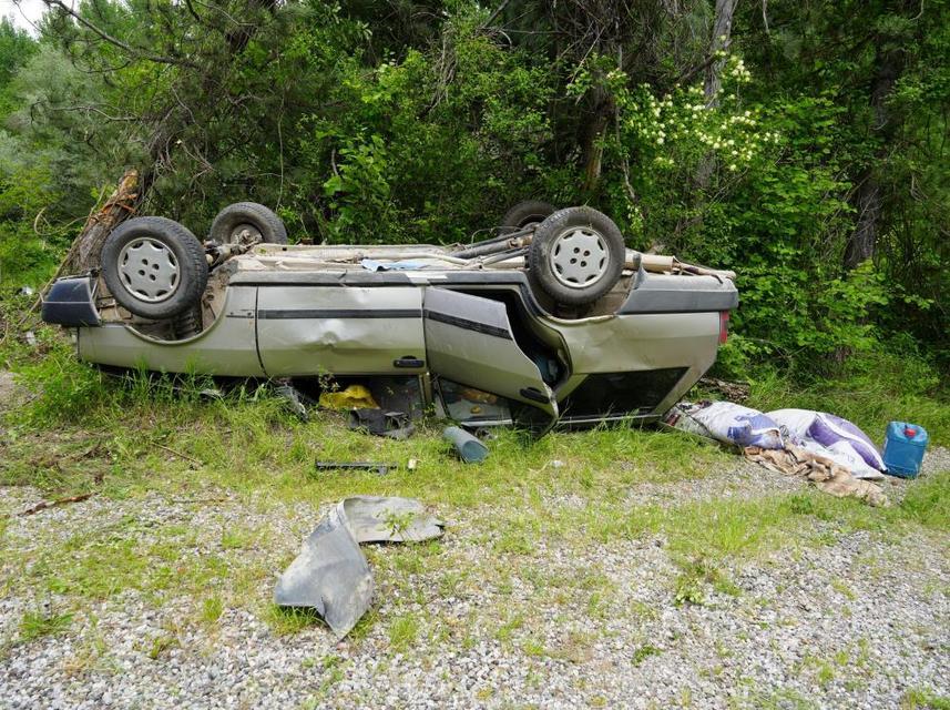 Ağaca çarpan otomobil takla attı: 3 yaralı