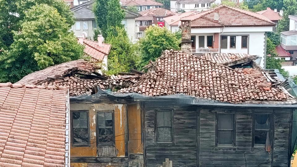 Tarihi binanın çatısı sağanak yağış sonrası çöktü
