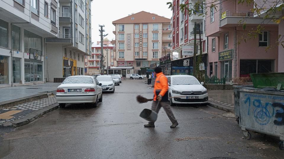 AFYONKARAHİSAR'DA KAR YAĞIŞI ETKİLİ OLDU