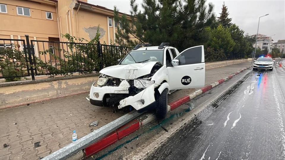 Yağış nedeniyle kontrolden çıkan pikap aydınlatma direğini devirdi