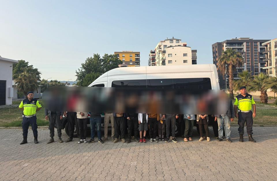 Aydın otoyolda durdurulan araçta 21 kişi yakalandı
