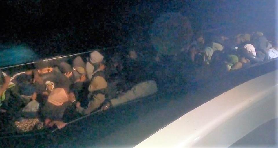 YELKENLİ TEKNEDE 40 DÜZENSİZ GÖÇMEN VE 5 GÖÇMEN KAÇAKÇISI YAKALANDI