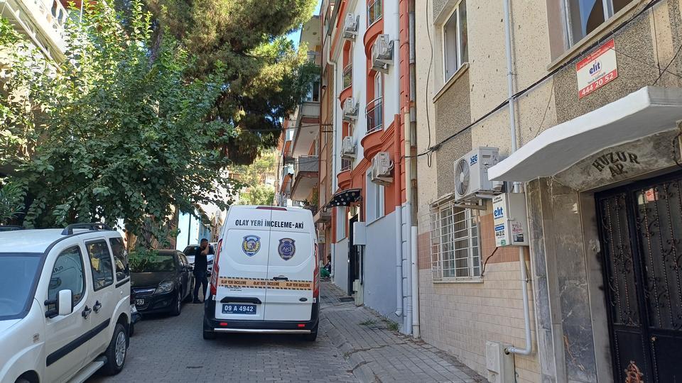 GENÇ KADIN EVDE ÖLÜ BULUNDU