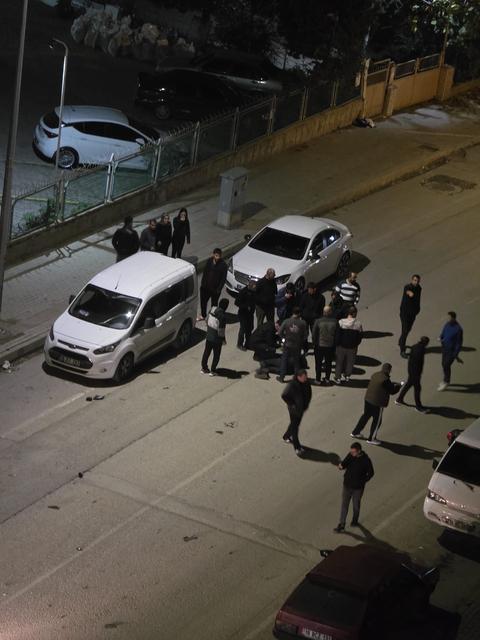 Motosiklet sürücüsü 3 araca çarpıp yaralandı