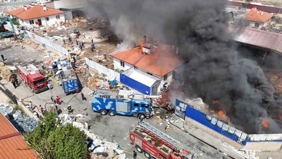 Geri dönüşüm fabrikasında büyük yangın